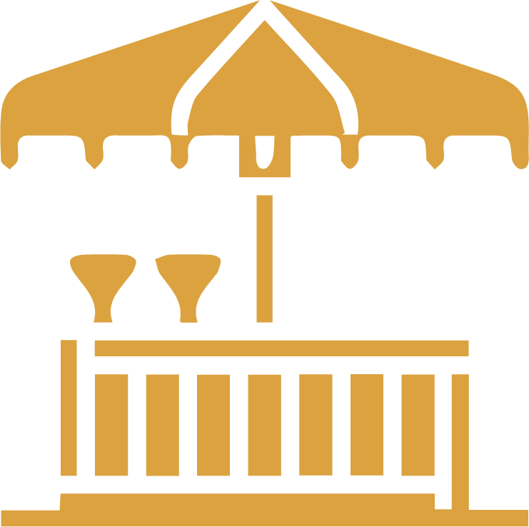 Comedor en arena con maderas exóticas para 14 personas, con bar y sonorización incluidos.